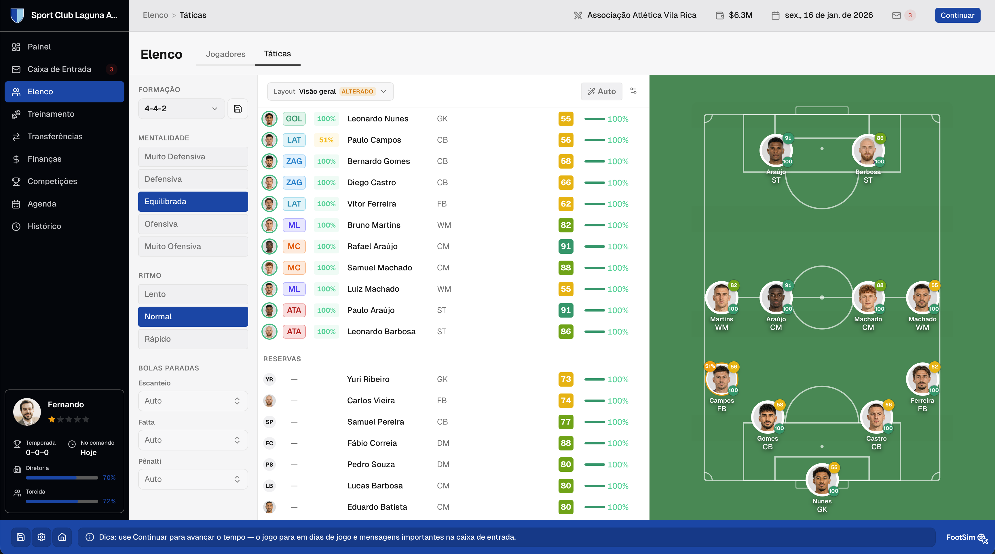 Tela de tática com elenco, formação no campo e jogadores escalados com overall.